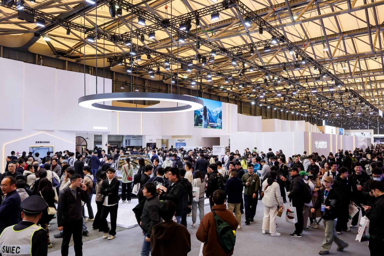 感受AI高智感生活，华为人车家全场景互联亮相AWE2025