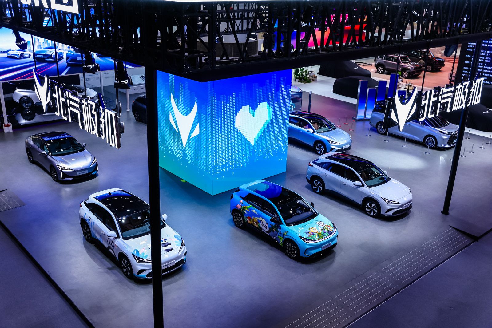 广州车展极狐双线发力：全新阿尔法T5与豪华MPV原型车共塑品牌新高度