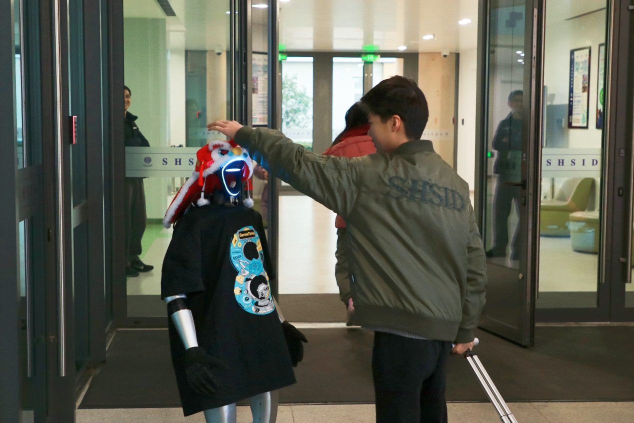 开学迎新！商汤AI“讲解员”走进上海中学国际部