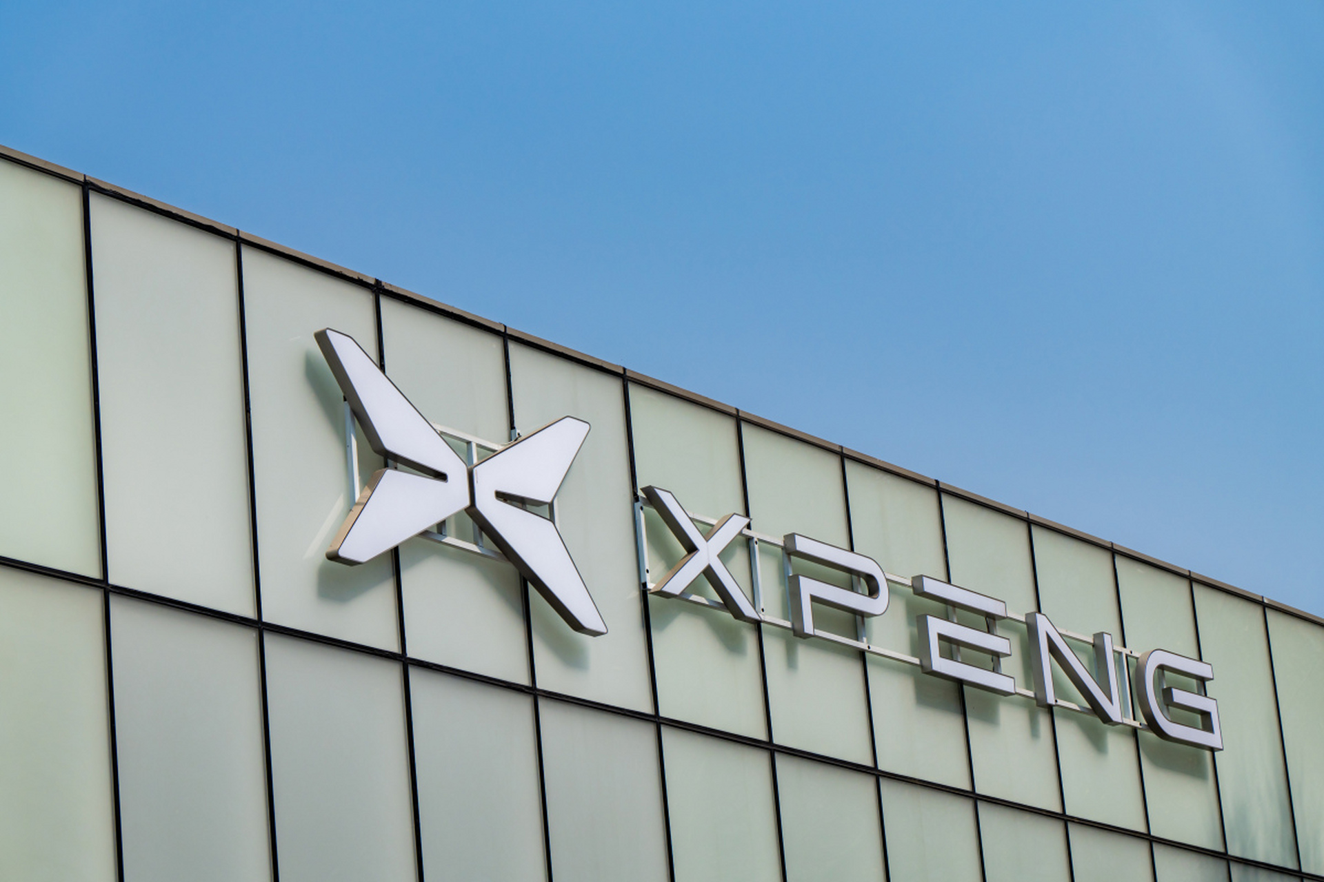 小鹏汽车2026年竞速物理AI：面向全球推出4款全新车型、70亿元投入物理AI研发、图灵AI芯片出货量目标100万片、人形机器人月产能目标达千台