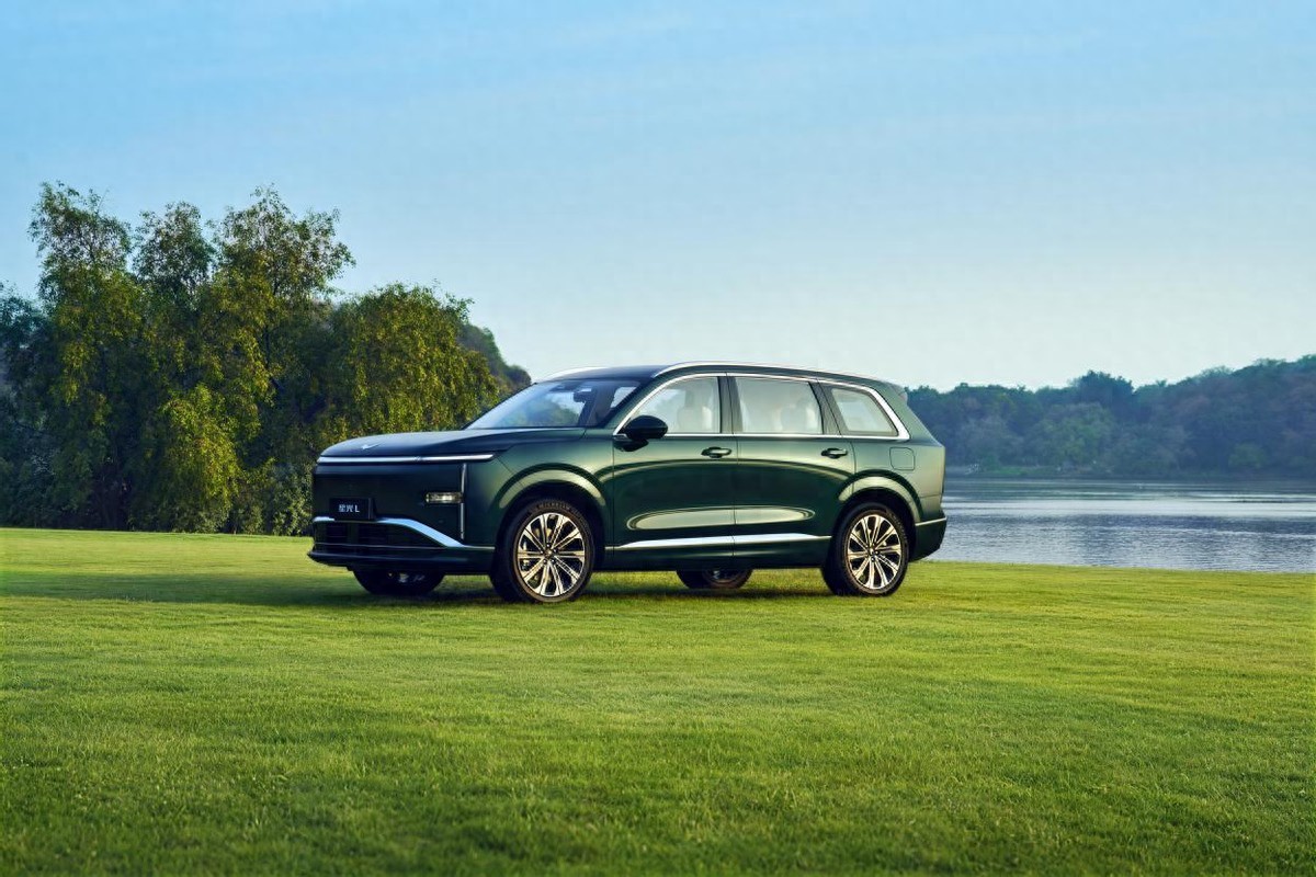 长续航大六座SUV星光L正式亮相 五菱破局家用高端出行市场