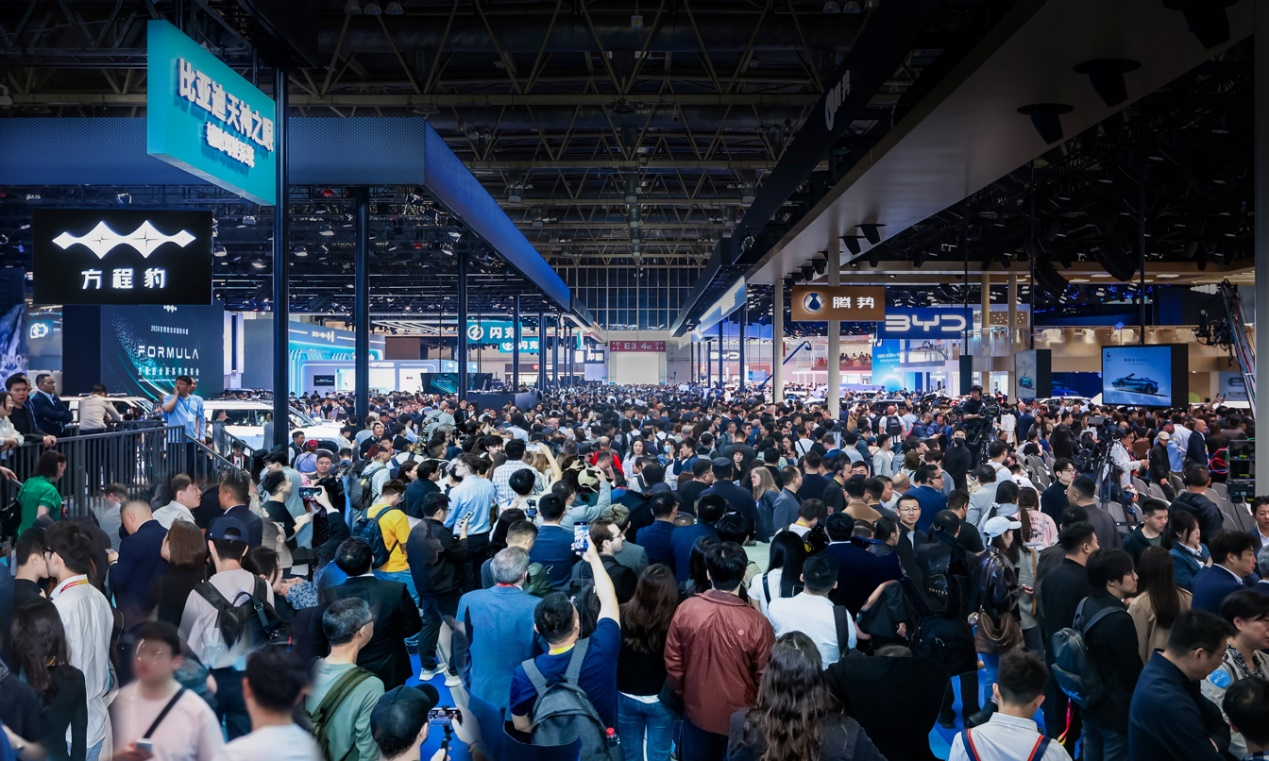 全球目光聚焦北京国际车展E3馆 比亚迪凭技术硬实力征服国际友人