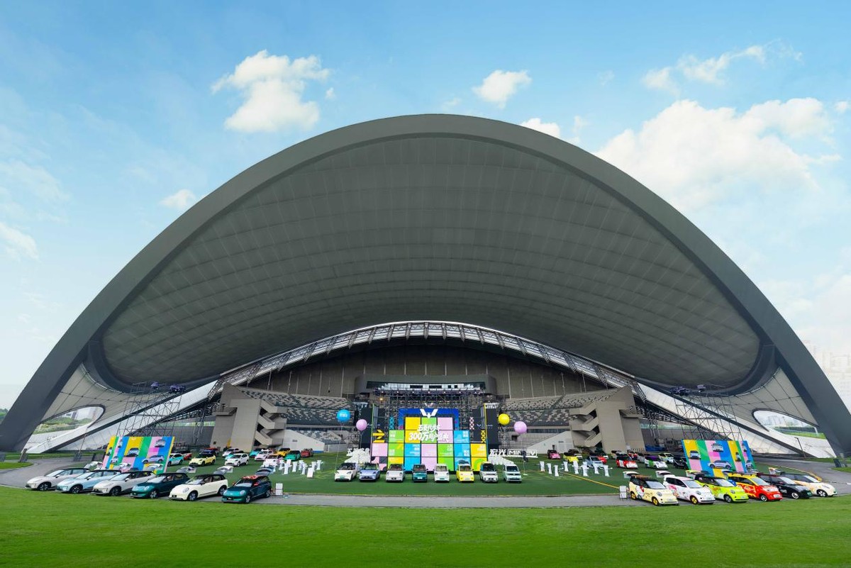 六载同行 300万份玩心集结！五菱代步车全球300万用户盛典燃动成都露天音乐公园